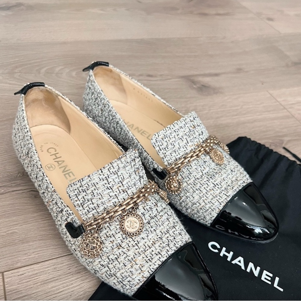 CHANEL tweed leather loafers with Chanel Charms! Size EU 38.5!